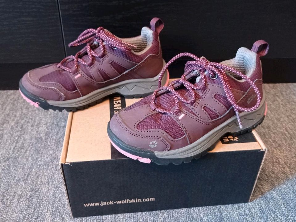 Jack Wolfskin Wanderschuhe Wolf Hiker Low K Burgundy/Pink Gr. 30 in Barsinghausen