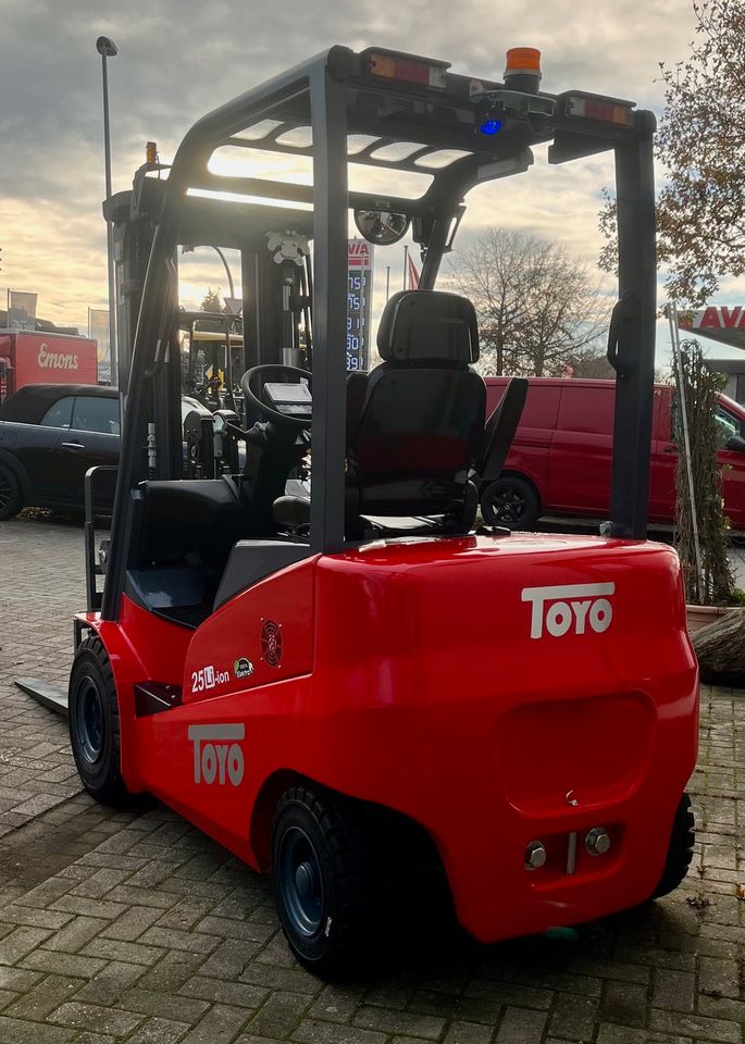 Toyo Elektro Gabelstapler E25S Triplex / Seitenverschiebung / RFK in Bad Zwischenahn