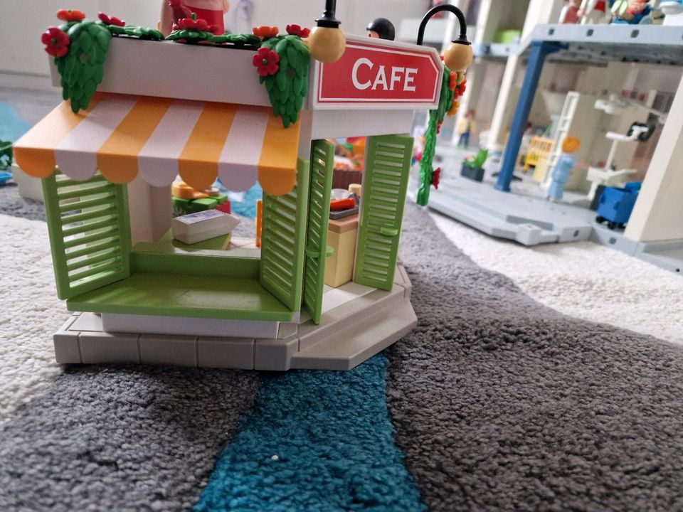 Playmobil XXL Krankenhaus 4404 mit Spielplatz und Café dazu in Amberg