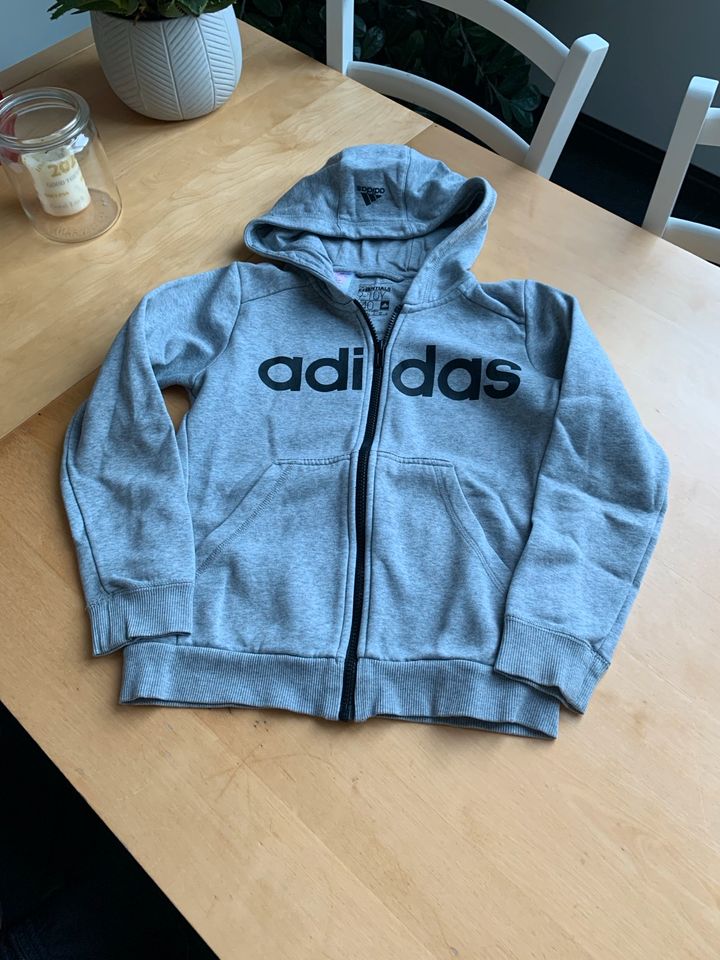 Adidas Kapuzenpulli grau Gr. 140 in Weil im Schönbuch