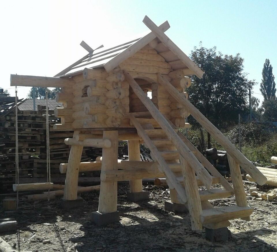 Kinderspielhaus - Stelzenhaus, Rundstammhaus von Blockstammholz in Heidenrod