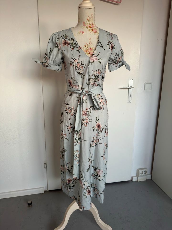 Kleid Mango / Zara Midi Hellblau Blumen Gürtel S in Berlin