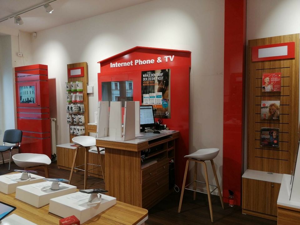 Ladeneinrichtung VodafoneMobilfunk Theke Zubehörwand Lamellenwand in Fuessen