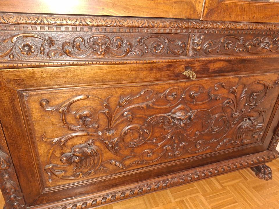 Jagdschrank a.d. Gründerzeit, Vitrine, Schnitzereien in Goldbach
