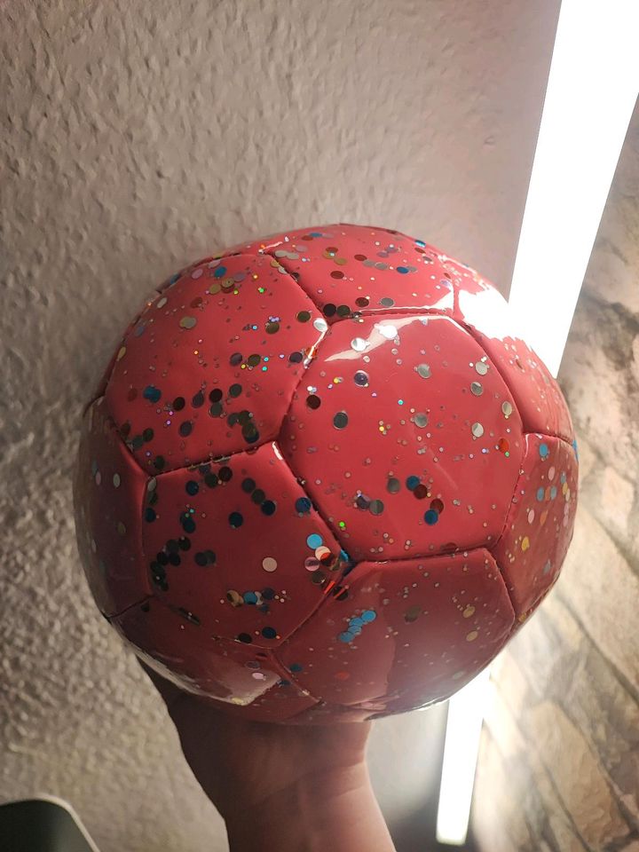 Toller Mädchen Fußball NEU Glitzer pink, ne Nummer kleiner in Rantrum