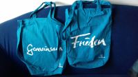 2 blaue Stofftaschen mit den Aufdrucken Frieden und Gemeinsam Bayern - Augsburg Vorschau