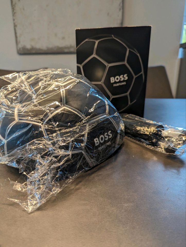 Hugo Boss Fußball schwarz NEU in Höchberg