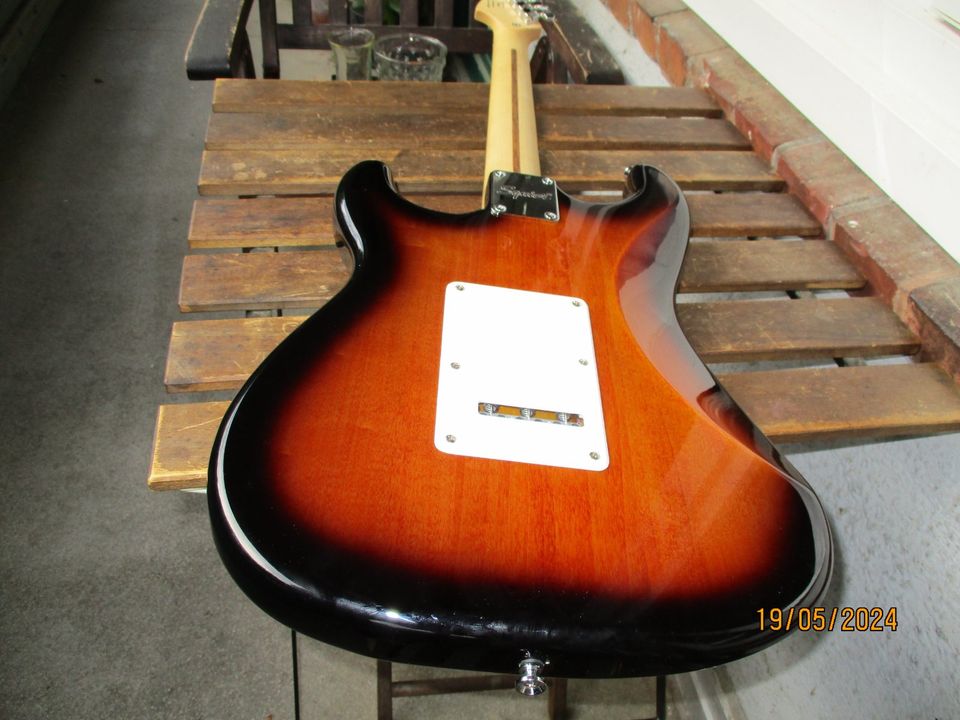 Fender Squier Rock Classic Stratocaster, Sunburst,top! in Hamburg