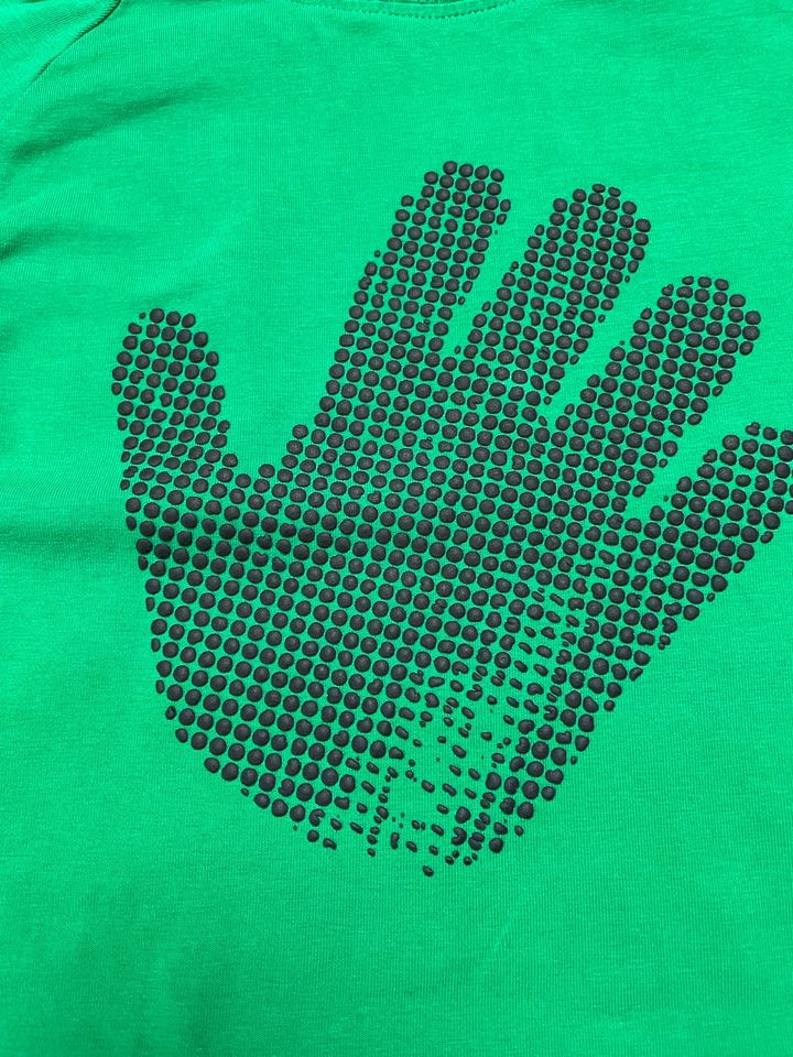 Pullover grün, Motiv Hand in Größe 134 in Hörselberg-Hainich
