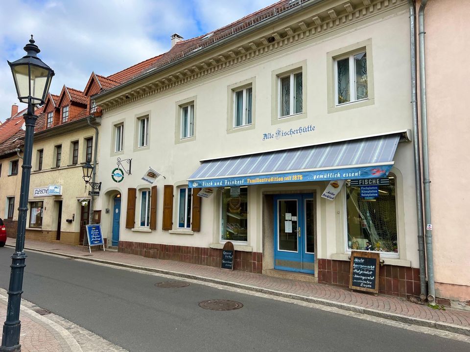 Arbeitskraft im historischen Altstadtladen in Pegau