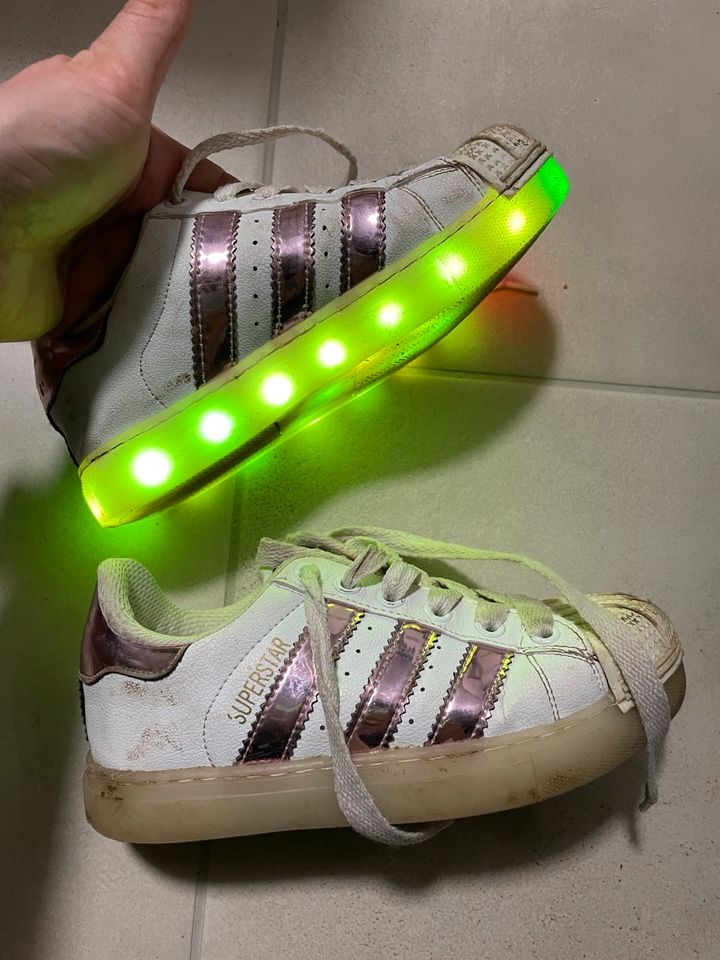 Adidas super Star LED USB Blinke Schuhe 31 in Baden-Württemberg - Östringen  | Gebrauchte Kinderschuhe Größe 31 kaufen | eBay Kleinanzeigen ist jetzt  Kleinanzeigen