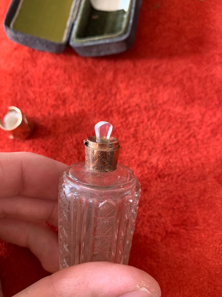 Antike Parfüm Flasche mit Gold Deckel in Uelsen