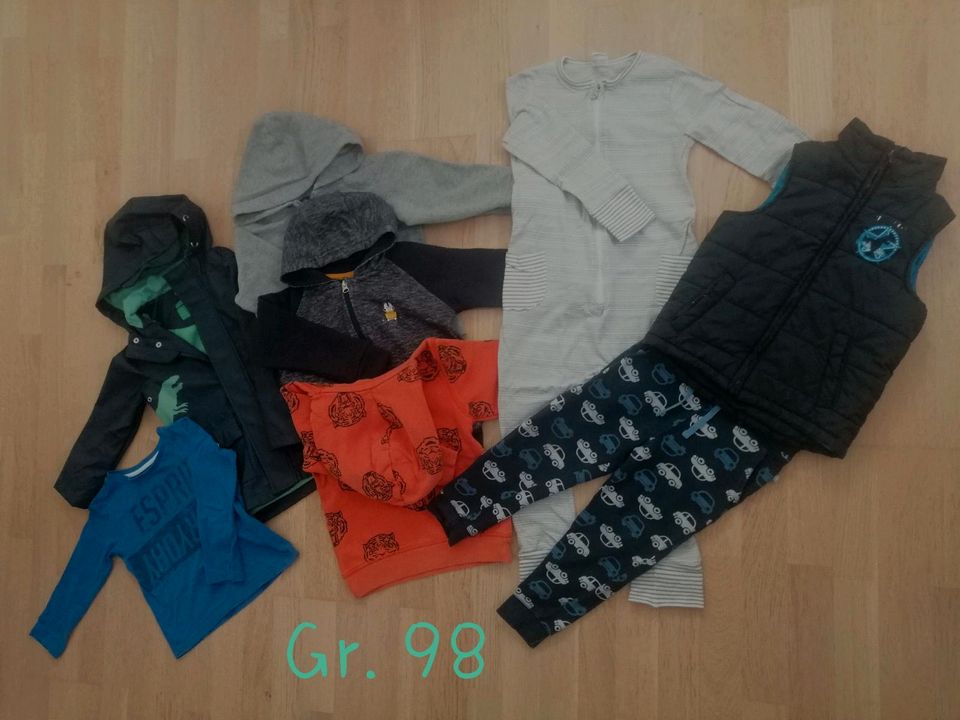 Kleiderpaket mit Regenjacke für Jungs, Gr. 98 in Penzberg