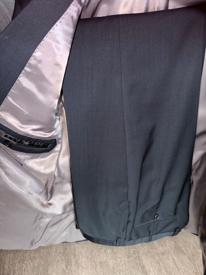 Anzug, dunkelblau Gr. 102 in Renchen
