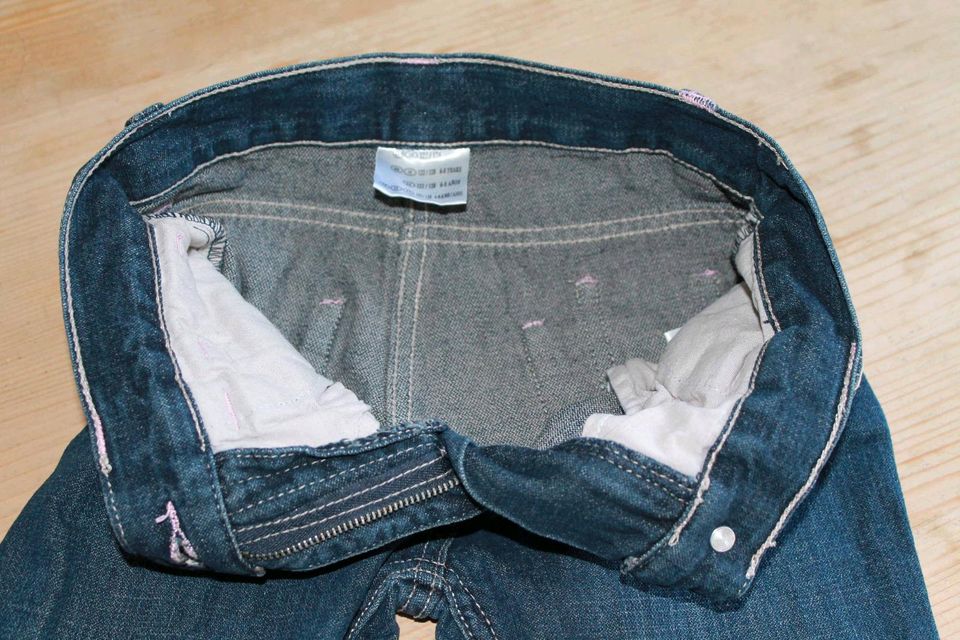 Jeans neuwertig blau Hose Gr. 122/128 gerades Bein dunkelblau in Pfronten