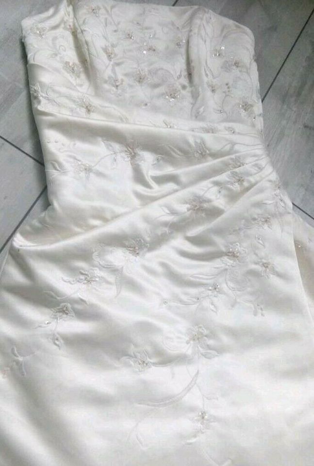 Brautkleid von Sissi Brautmoden in Zuchau