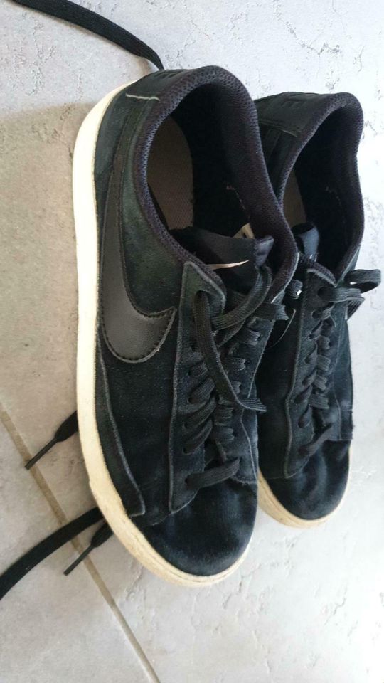 Sneaker von Nike Grösse 38,5 in schwarz in Biederitz