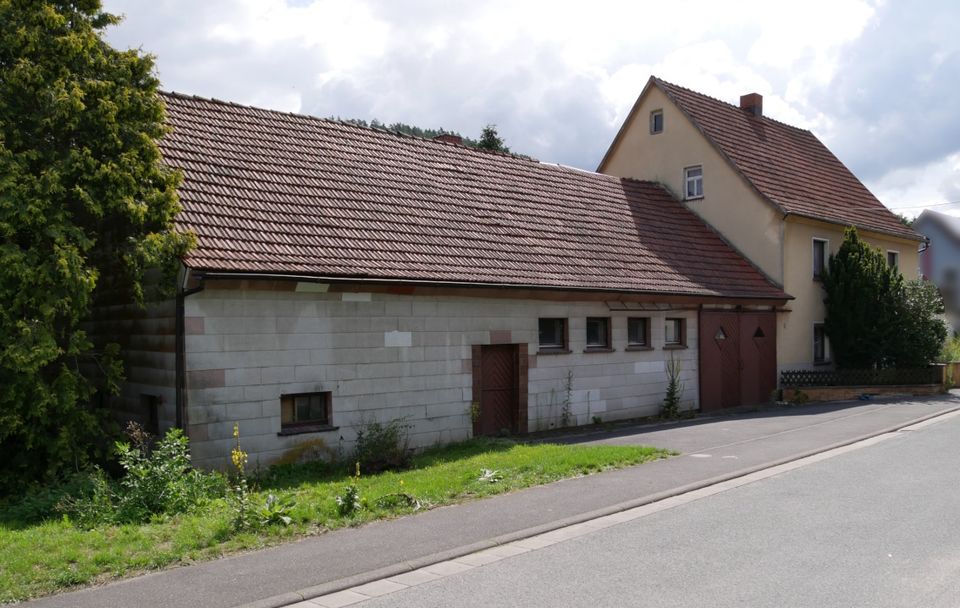 Haus m. Nebengebäude (sanierungsbedürftig), ehemalige Hofstelle, Grundstück knapp 11.000 m² inkl. Wald in Mitwitz