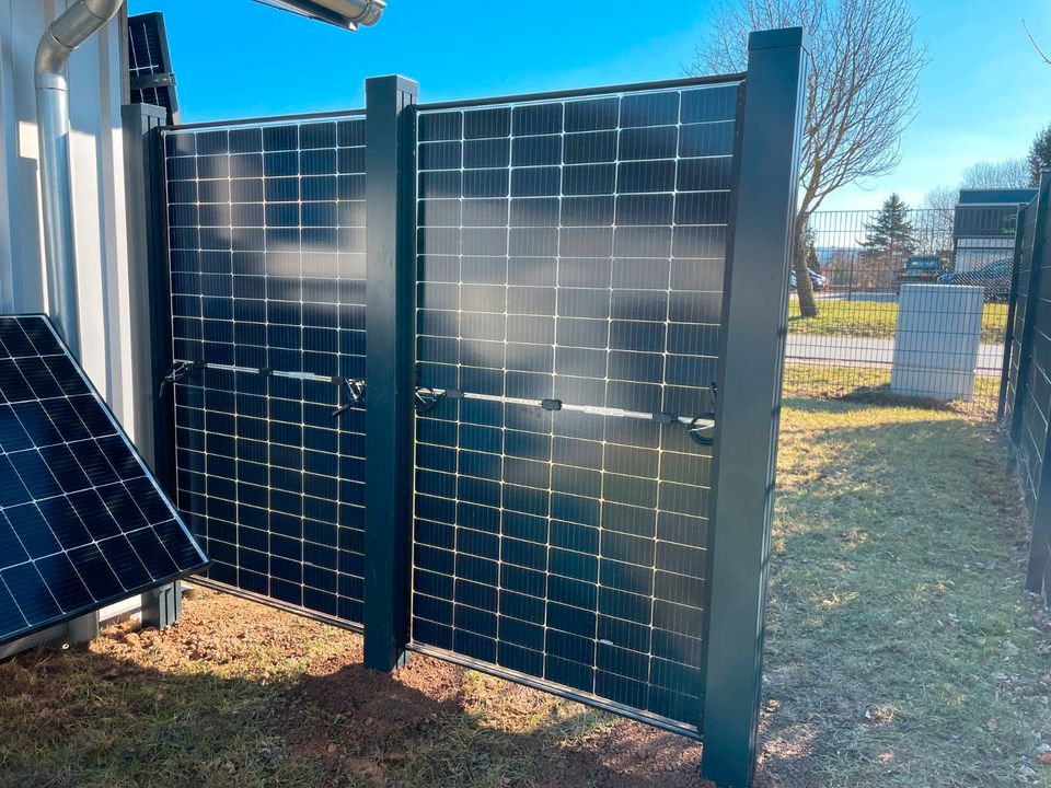 ☀️ ca. 20m SolarZaun mit 7,14 kWp Aluminium massiv  - 17 Stk 420 Watt Bifaciale Solarmodule ☀️ Die selbstfinanzierende Alternative zu WPC Zaun oder Doppelstabmattenzaun mit Sichtschutz Vertikal PV in Seesen