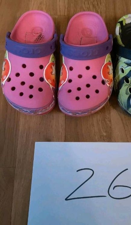 Verschiedene Schuhe Crocs Minnie Mouse Größe 26 /28 in Bernau