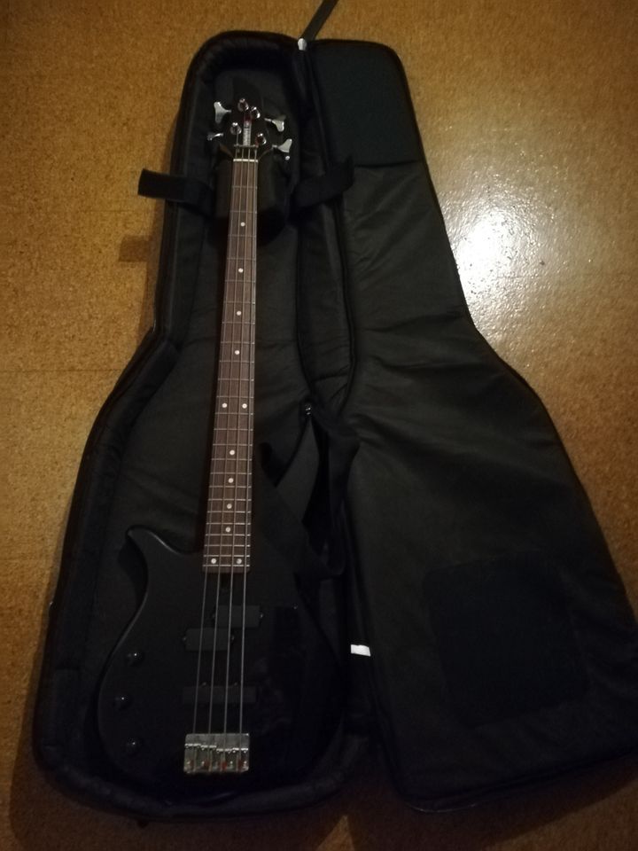 Elektrische Bassgitarre left Hand von Yamaha in München