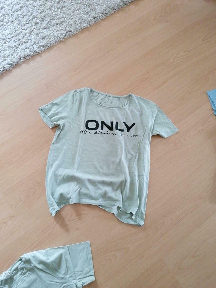 Schönes neuwertiges t Shirt von only Größe xs für 6 Euro in Harsewinkel