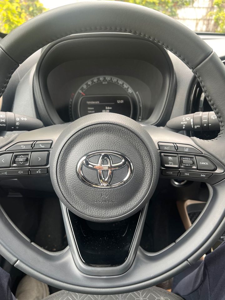 Leasing Übernahme Toyota Aygo X 1,0 l. Stufenlose Automatik in Düsseldorf