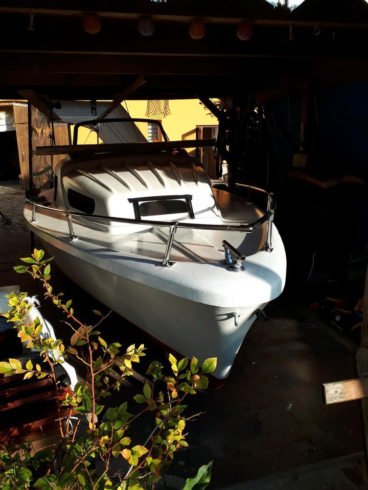 Kajütboot mit Motor und Trailer in Brandenburg an der Havel