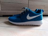 Nike Sportschuhe blau/weiß Hessen - Büttelborn Vorschau