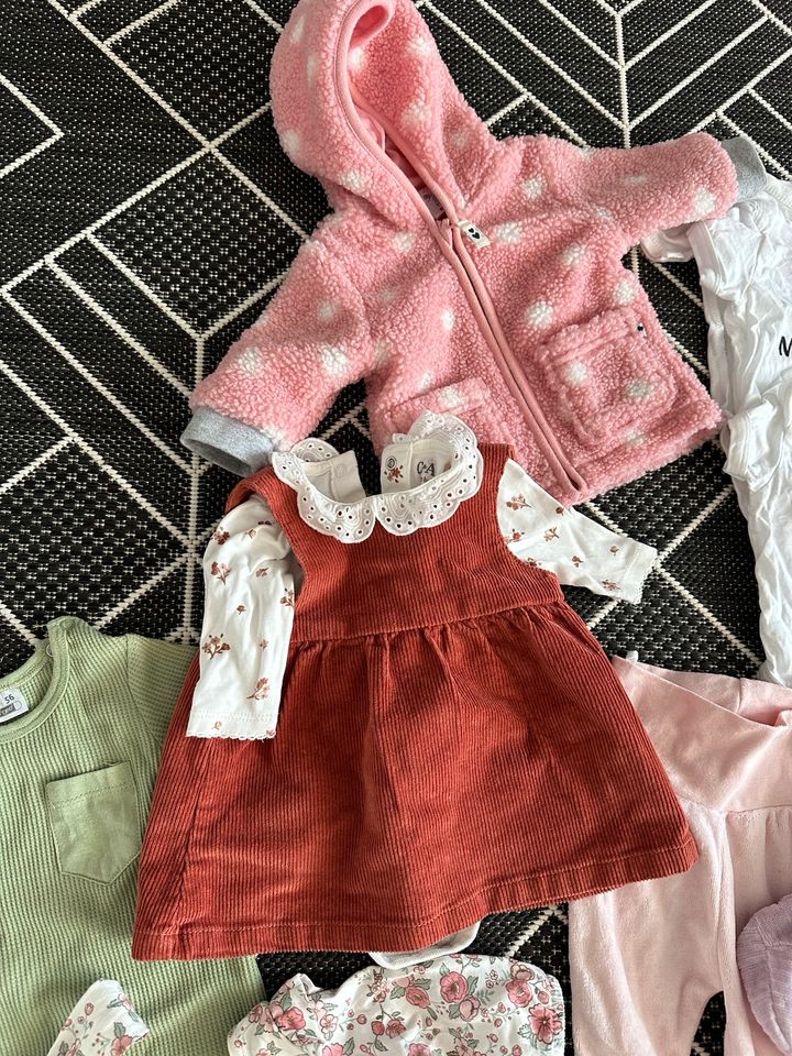 Kleiderpaket Mädchen Baby 50-56 babykleidung set in Kreuztal
