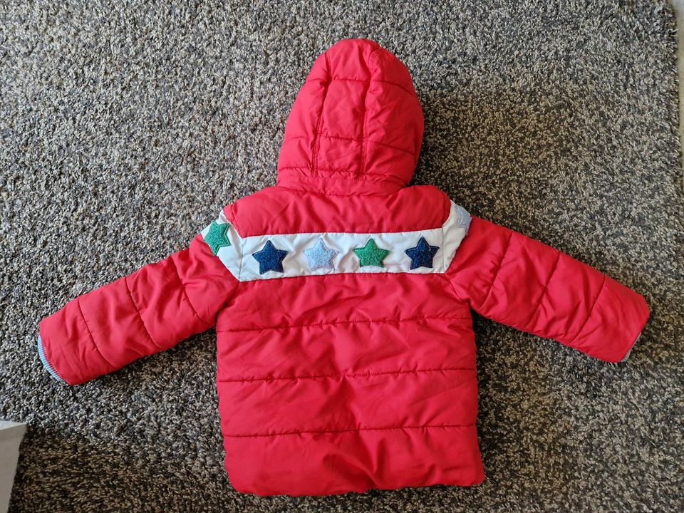 Mini Boden Winterjacke Größe 98 rot Sterne in Ilsede