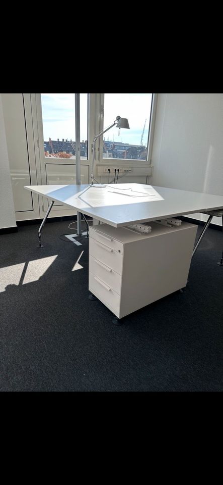 100 x Vitra Ad Hoc Schreibtisch weiß Sonderangebot Büro in Rodgau