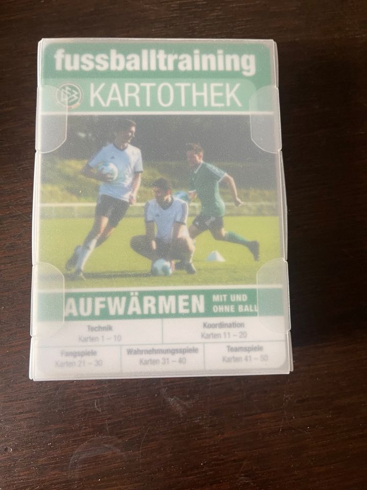 Fußball Bücher 2x und 6 Kartotheken siehe Fotos in Gießen