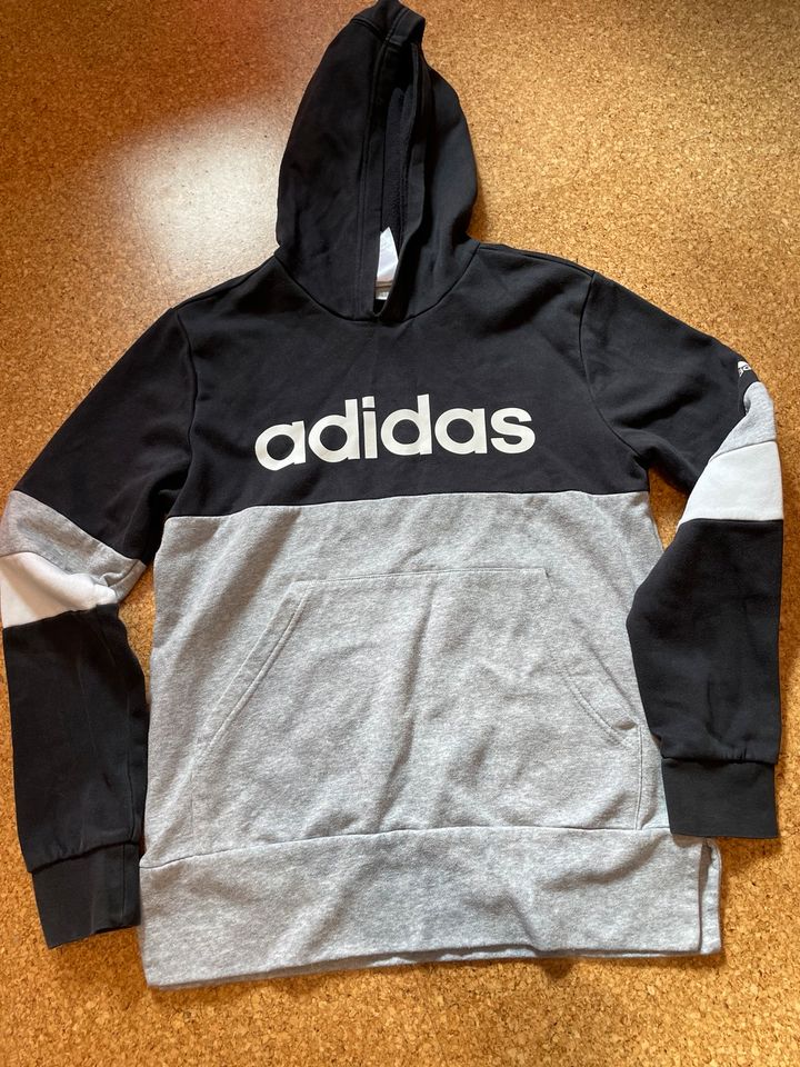 Pullover Adidas Gr. 164 in Celle