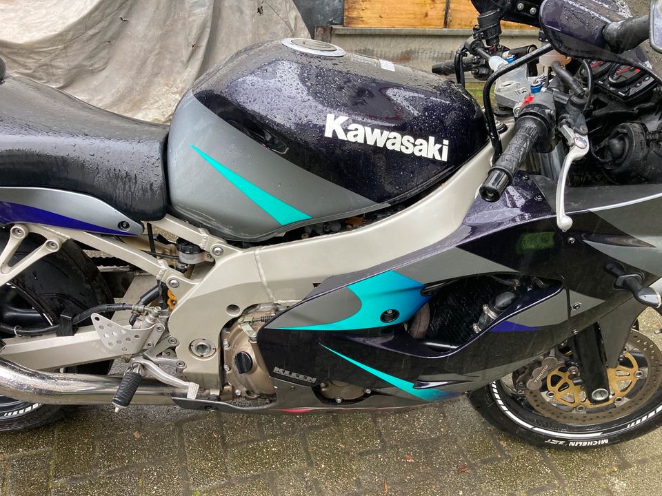 Kawasaki ZX9R-E-aus 4-2003 läuft und fährt mit 63000 Kilometern in Bochum