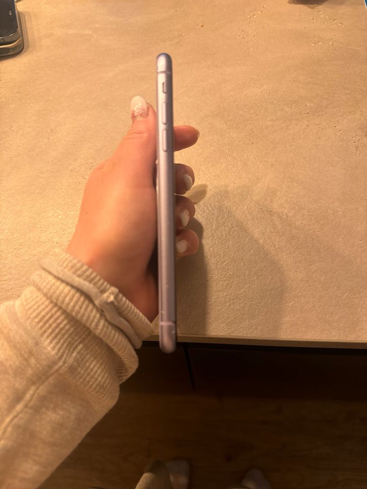 iPhone 11 64 GB bitte lesen in Enkenbach-Alsenborn