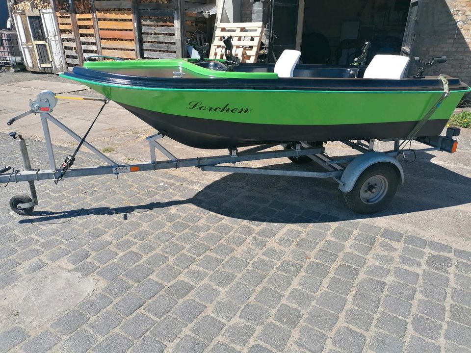 Boot mit Trailer in Britz bei Eberswalde