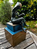 Skulptur, Würfelspiel mit sitzender Frau Messingguss. Düsseldorf - Benrath Vorschau