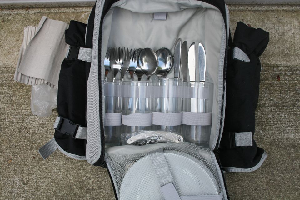 Fahrradtasche Picknick 4 Personen Rucksack Geschirr Picknickkorb in Köln