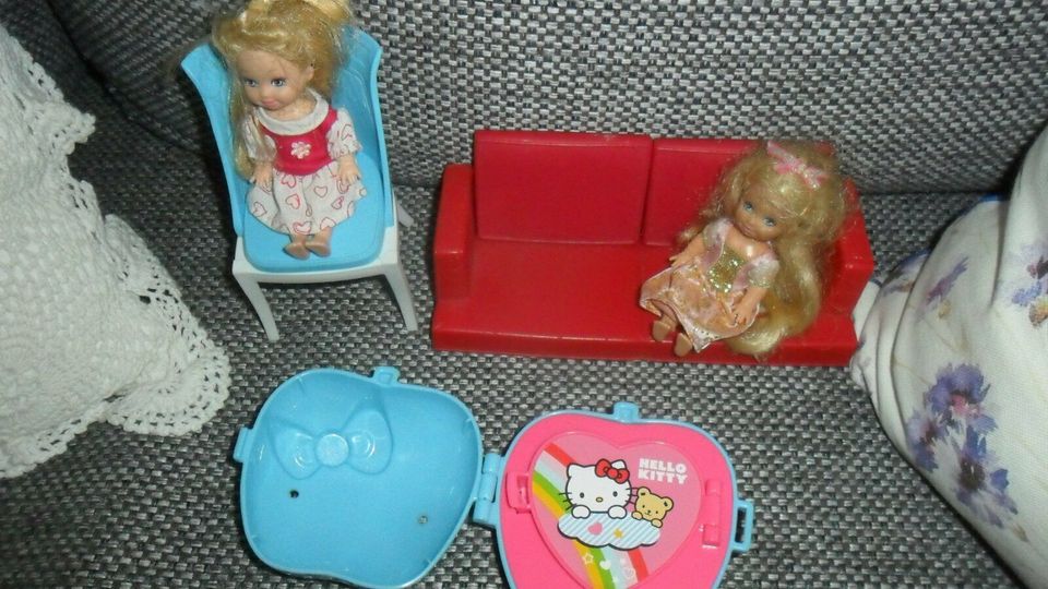 Shelly Puppen, Stuhl, Couch und Hello Kitty Box in Hilden