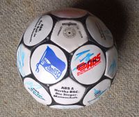 Vom Hertha BSC Kader 1993/95 signierter Fußball des Hauptsponsors Berlin - Mitte Vorschau