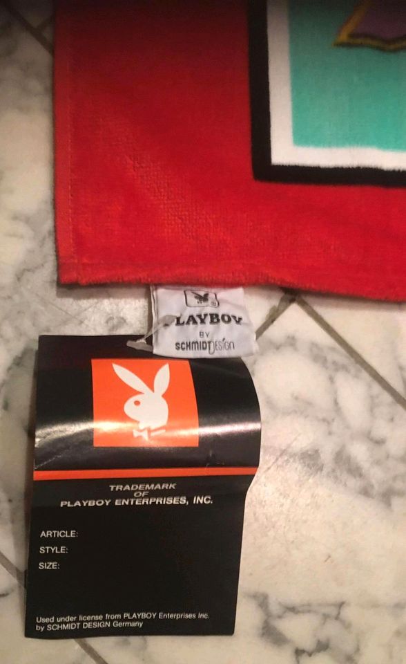 Ein Vintage Handtuch, Playboy mit Andy Warhol Schrift in Berlin