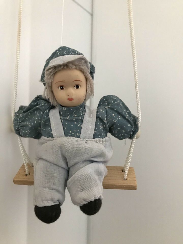 Porzellan-Puppe auf Schaukel in Breitenworbis