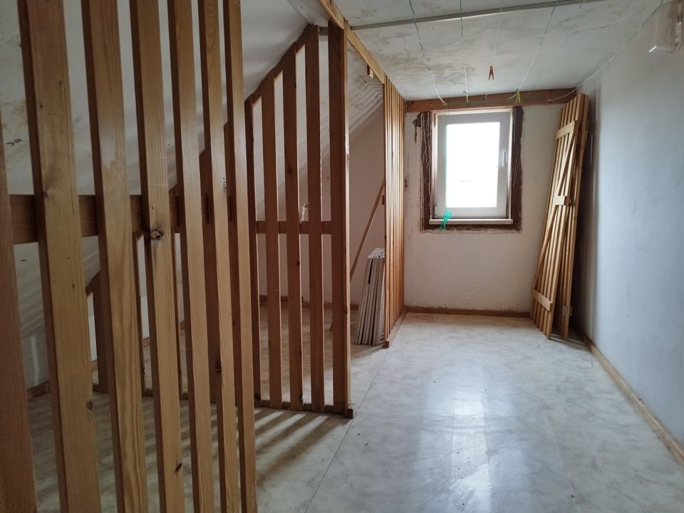 Geräumige 4 Zimmer Wohnung / Mietfrei für Renovierungsarbeiten in Lugau