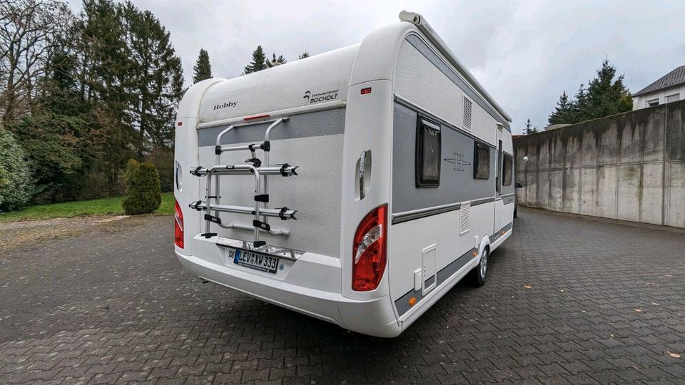 Wohnwagen HOBBY 545 KMF silverline mit viel optionalem Zubehör in Leverkusen