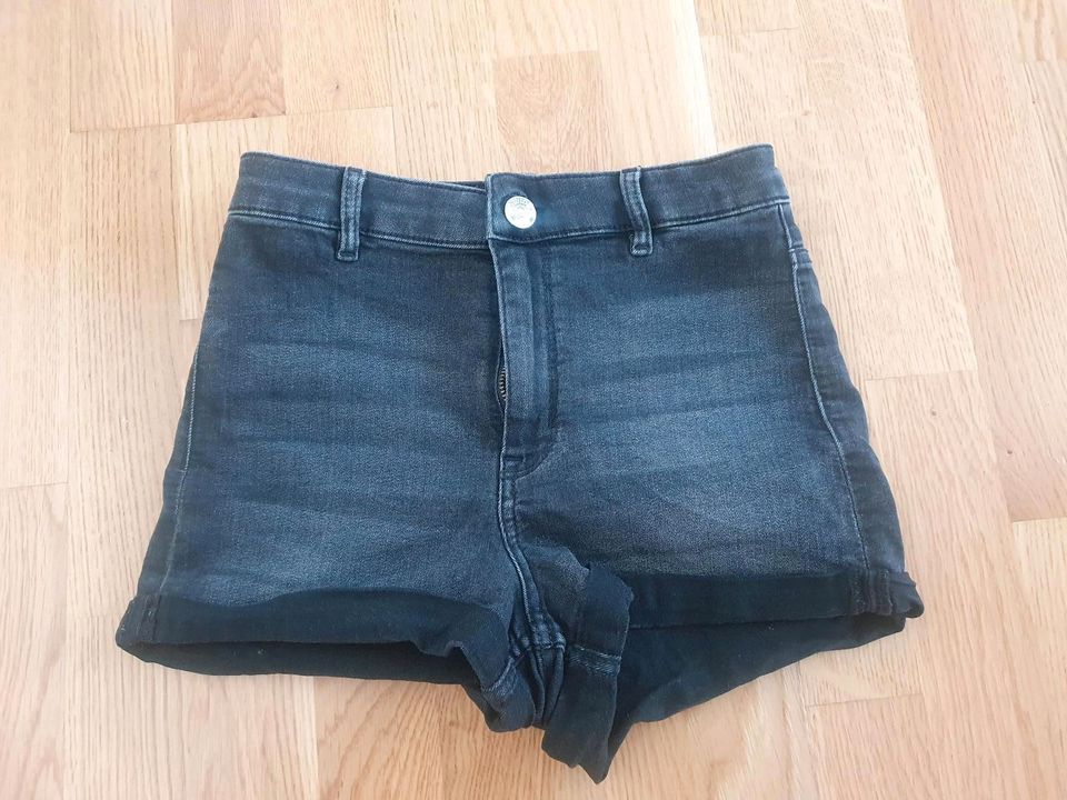 Neuw. H&M Jeans shorts Gr. 36 schwarz Damen fällt klein aus! in München