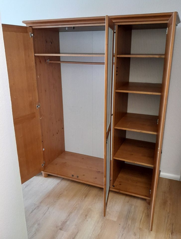 Kleiderschrank von Ikea, Höhe: 1,8 m/ Breite: 1,5 m/ Tiefe: 0,6 m in Mittweida