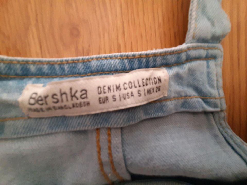 Lässige kurze Latzhose, Bershka, S 36, Damen in München