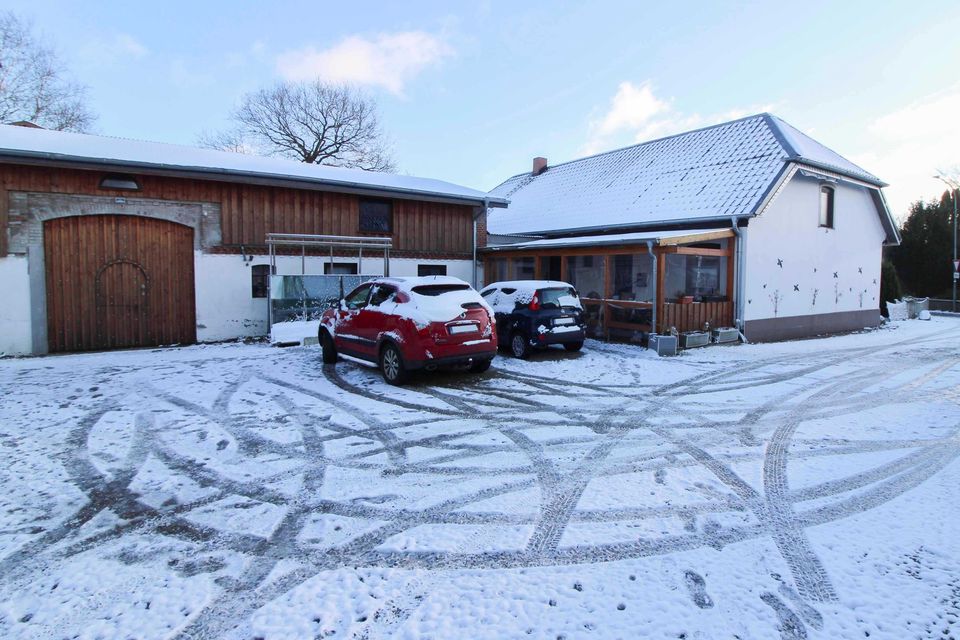 Ehemaliger Resthof inkl. ausbaubarer Scheune und vermieteter ELW mit Garten in Stolk in Stolk