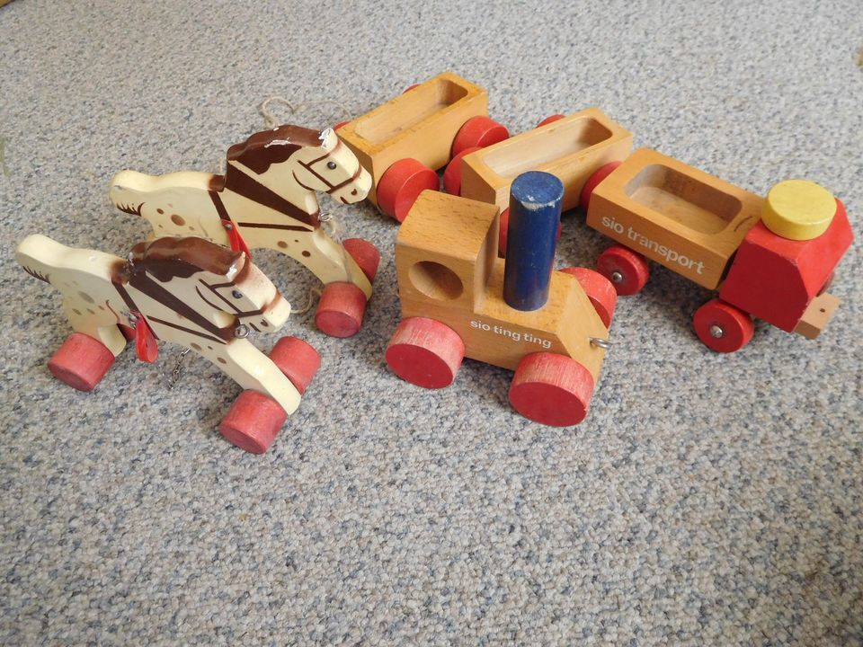 altes Holzspielzeug, Konvolut Holzfahrzeuge in Kammeltal